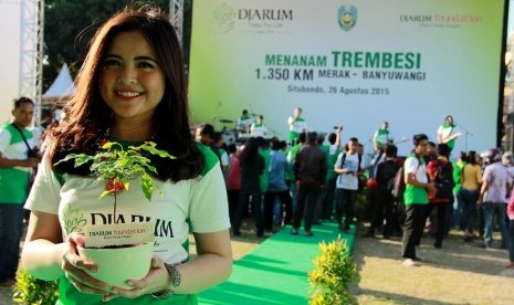 Tasya Kamila usai penanaman pohon Trembesi di Kabupaten Situbondo, Jawa Timur