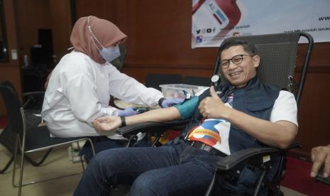 Tasyakur Milad bank bjb syariah ke-13 yang berlangsung di kantor pusat bank bjb syariah salah satunya diisi dengan donor darah.