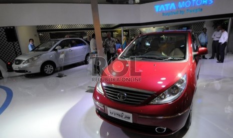  Tata Motor menghadirkan sejumlah tipe kendaraan yang baru diluncurkan dalam pameran Indonesia International Motor Show (IIMS) 2013 di JI Expo, Jakarta, Kamis (19/9). (Republika/Aditya Pradana Putra)