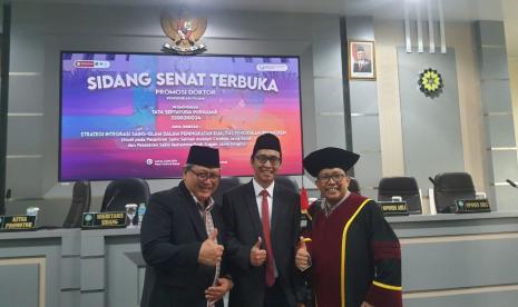 Tata Septayuda Purnama saat sidang terbuka Doktor Pendidikan Islam.