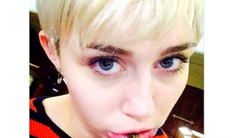 Tato kucing di lidah Miley Cyrus