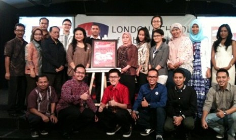 Taufan (depan, berbatik) dan William (depan, baju merah) bersama dekan, dosen LSPR dan para inspirator penyumbang tulisan di buku 'Proud and Rise'.