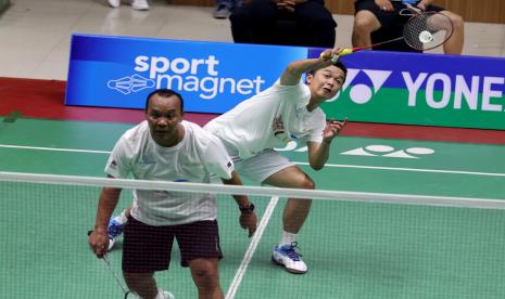 Taufik Hidayat (belakang) berpasangan dengan Trikus Harjanto.