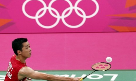 Taufik Hidayat saat melawan Petr Koukal di Stadion Wembley Arena, London.