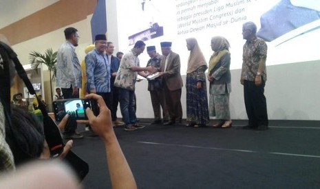 Taufiq Ismail hadir dalam acara pemeran buku IIBF yang dibayangi seruan boikot.