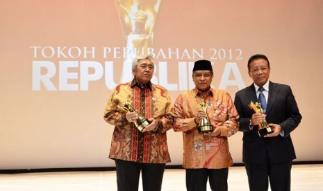  Taufiq Kiemas, KH Said Aqil Siradj dan Djoko Suyanto usai menerima penghargaan sebagai Tokoh Perubahan Republika 2012 di Jakarta, Selasa (30/4).