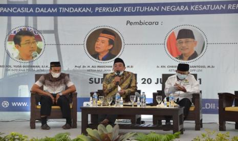 Ketua MUI Jawa Timur, KH Ali Maschan Moesa (tengah) menyampaikan tausiyah kebangsaan dalam Konsolidasi Organisasi di Aula Pondok Sabilurrosyidin, Gayungan, Surabaya, Ahad (20/6), Lembaga Dakwah Islam Indonesia Jawa Timur.