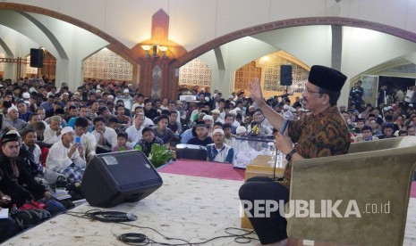 Tausyiah KH Athian Ali pada muhasabah akhir tahun yang diselenggarakan Harian Republika, Perwakilan Jabar, Ahad (31/12).