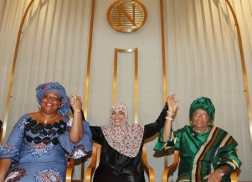 Tawakkol Karman, aktivis di Yaman (tengah); Leymah Gbowee, aktivis perdamaian Liberia (kiri); dan Presiden Liberia Ellen Johnson-Sirleaf (kanan), mengangkat tangan bersama dalam konferensi pers, di Oslo.