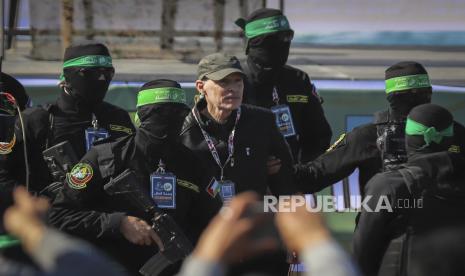 Tawanan Israel Keith Siegel yang dibebaskan pejuang Brigade Al-Qassam, Sabtu (1/2/2025).