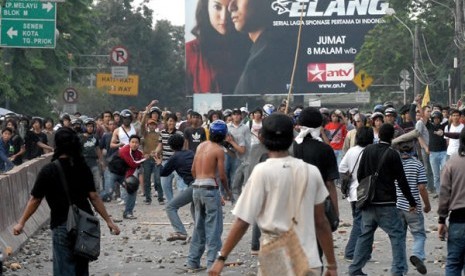 Pelajar di Penjaringan, Jakarta Utara, yang terlibat tawuran terancam sanksi dari satuan pendidikannya. Sanksi yang dimaksud yakni berupa penarikan dan penghentian bantuan pendidikan seperti Kartu Jakarta Pintar (KJP) serta Kartu Jakarta Mahasiswa Unggul (KJMU). (ilustrasi)