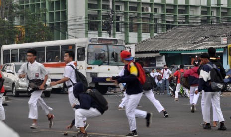 Tawuran pelajar (ilustrasi) Unit Reserse Kriminal (Reskrim) Polsek Duren Sawit memburu pelaku tawuran yang melukai seorang pelajar SMA berinisial RA (17 tahun).