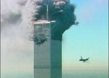 Tayangan televisi saat pesawat hendak menubruk gedung WTC 11 September 2001