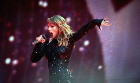 Taylor Swift. Film konser Taylor Swift: The Eras Tour sudah mengantongi pendapatan tinggi, bahkan sebelum tayangan itu resmi hadir di bioskop.  