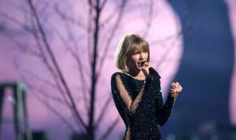 Taylor Swift saat tampil di panggung Grammy Awards, (16/2).