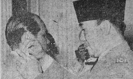 TB Simatupang (kiri) bersama Presiden Soekarno.