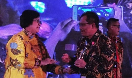 TBBM Bandung Group menerima penghargaan Proper kategori Emas yang diserahkan langsung oleh Menteri Lingkungan Hidup dan Kehutanan, Siti Nurbaya Bakar di Hotel Bidakara, Jakarta, Kamis (27/12).