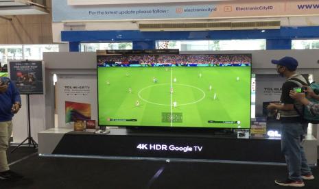 TCL hadirkan TV terbarunya yakni seri 98C735. Produk terbaru TCL ini merupakan TV QLED 4K HDR ukuran 98 inci yang memiliki sistem operasi terbaru Google TV. 