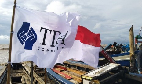 TDA dan Rumah Zakat memberikan bantuan perahu untuk penyintas tsunami Pandeglang.