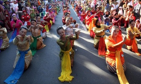 Teachers dance in Kartini day in Solo, Central Java, on April 22. A bigger dancing event will be held for 24 hours on Sunday, April 29, in the city.   