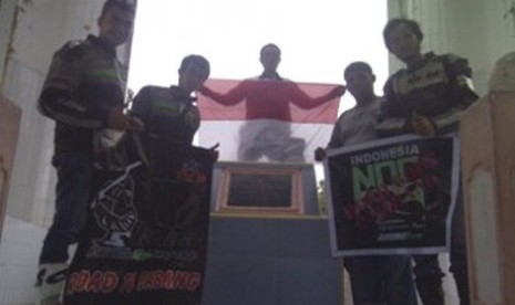 Team Touring mengibarkan bendera Merah Putih serta bendera Community dan Club di Tugu Titik Nol KM.