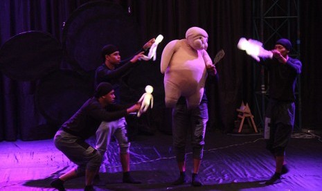 Teater boneka papermoon tampil di kota budaya Lahore