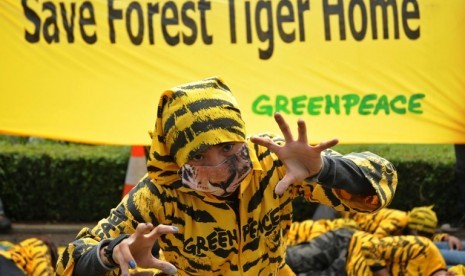 Teaterikal Save Tigers oleh aktivis Greenpeace