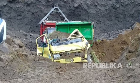 Tebing longsor di area pertambangan pasir di Kecamatan Cangkringan, Kabupaten Sleman, DIY, Senin (2/4).