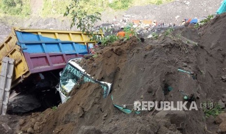 Tebing longsor di area pertambangan pasir di Kecamatan Cangkringan, Kabupaten Sleman, DIY, Senin (2/4).