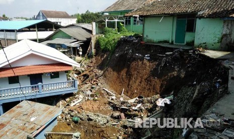 Tebing sekitar enam meter di belakang bangunan SDN Pasir Halang 1 Sukaraja, Kabupaten Sukabumi longsor.