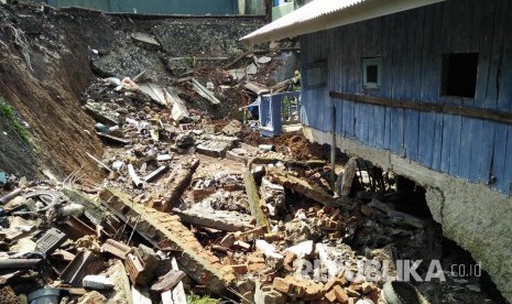 Tebing sekitar enam meter di belakang bangunan SDN Pasir Halang 1 Sukaraja, Kabupaten Sukabumi longsor, Sabtu (4/3) sore. Dampaknya, satu bangunan madrasah rusak dan seorang warga mengalami luka-luka.