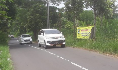 Tebing yang berada di samping jalan Pagerwangi atau jalan yang dikenal Punclut di Kampung Babakan Bandung, RT 01 RW 10, Desa Pagerwangi, Kecamatan Lembang, Kabupaten Bandung Barat rawan longsor dan kondisinya longsoran mendekati badan jalan tersebut.