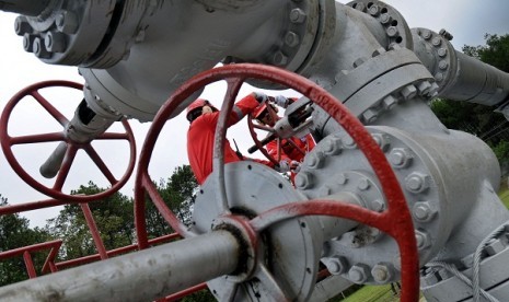 Technicians check facility belongs to Pertamina Geothermal Energy company in Bandung. Indonesia has 40 percent of the world's geothermal reserve. (illustration) 