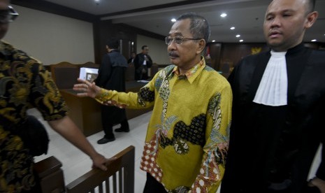 Tedakwa kasus suap kepada Hakim Pengadilan Tinggi Manado Sudiwardono (tengah) meninggalkan ruang sidang usai menjalani sidang dakwaan di Pengadilan Tipikor, Jakarta, Rabu (28/2). 