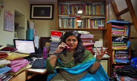 Teesta Setalvad, seorang aktivis hak yang berjuang untuk sejumlah penyintas dan korban kerusuhan di negara bagian Gujarat, India barat, berbicara di telepon selama wawancara dengan The Associated Press di kantornya di Mumbai, India, 7 September 2015. Setalvad ditangkap oleh sayap anti-terorisme polisi negara bagian Gujarat pada hari Sabtu, 25 Juni 2022, karena diduga 