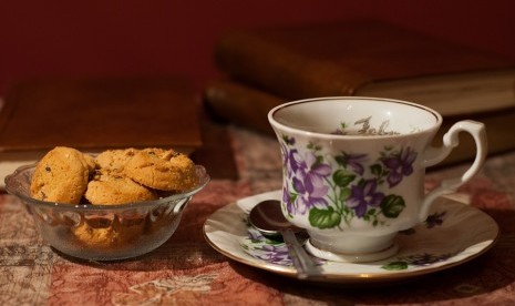 Teh akan lebih nikmat diminum bersama sepotong kue kering.