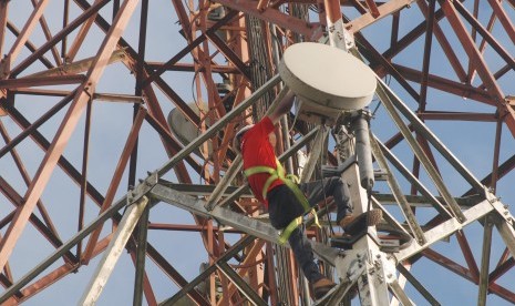 Teknisi jaringan PT Telkomsel melakukan perawatan BTS di kawasan perkebunan Kampung Ciarileu, Desa Mekarjaya, Kecamatan Cikajang, Kabupaten Garut, Jawa Barat, Rabu (9/8).