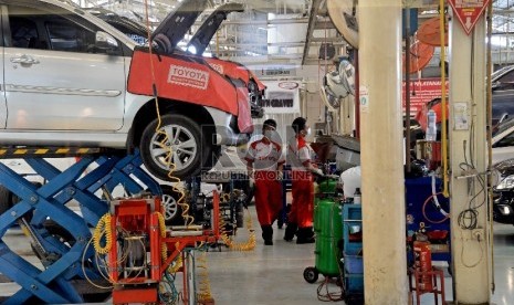 Teknisi melakukan pelayanan servis mobil di bengkel Toyota Astra Motor (TAM) Sunter 2, Jakarta (20/5). PT Toyota Astra Motor (TAM) telah meluncurkan program Ramadhan terbaru bertema 