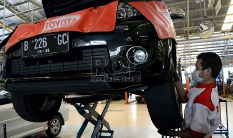 Teknisi melakukan pelayanan servis mobil di bengkel Toyota Astra Motor (TAM) Sunter 2, Jakarta (20/5).