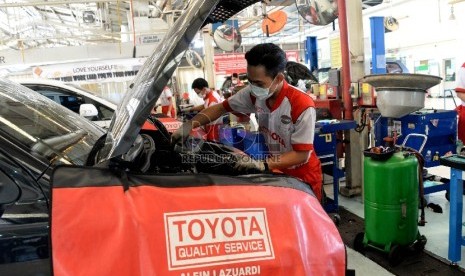 Teknisi melakukan pelayanan servis mobil di bengkel Toyota Astra Motor (TAM) Sunter 2, Jakarta.