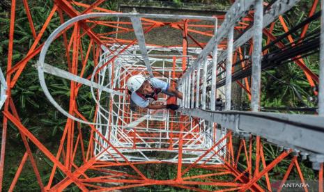 Teknisi melakukan perawatan Base Transceiver Station (BTS) (Ilustrasi)