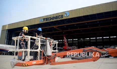 Teknisi melakukan perawatan dan perbaikan mesin pesawat di Hanggar FL Technics Indonesia Bandara Soekarno Hatta, Tangerang, Banten.