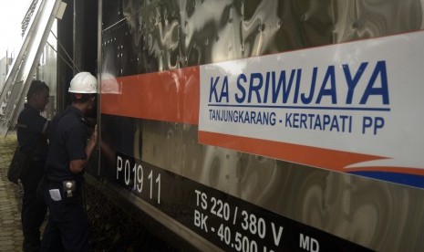 Teknisi melakukan perawatan lokomotif di Depo PT Kereta Api Indonesia, Stasiun Divre IV Tanjungkarang, Bandar Lampung, Lampung, Selasa (28/5/2019).