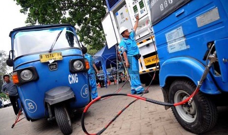  Teknisi melayani pengisian gas ke bajaj menggunakan Mobile Refueling Unit (MRU) di kawasan Monas, Jakarta Pusat, Rabu (4/9). (Republika/Prayogi)