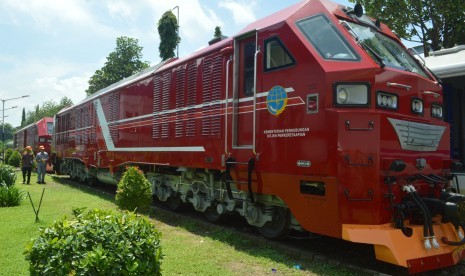 Teknisi memeriksa lokomotif berkode CC 300 yang sudah selesai dikerjakan PT Industri Kereta Api (Inka) di Madiun, Jawa Timur, Jumat (26/2).