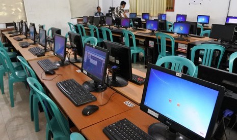 Guru Besar UPI Sarankan UN Diganti Portofolio. Foto: Teknisi memeriksa peralatan komputer Ujian Nasional Berbasis Komputer (UNBK) di sebuah sekolah di Jember, Jawa Timur.   (ilustrasi)