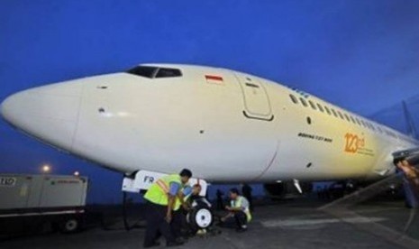 Teknisi memeriksa pesawat baru Garuda Indonesia jenis Boeing B737-800 NG seri ke-123, di Hanggar 2, Garuda Maintenance Facilities, Tangerang, Banten, Kamis (20/10).