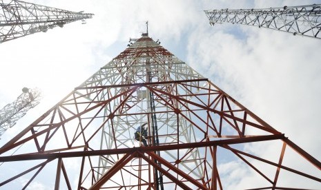 Teknisi mengecek BTS 3G di Pulau Belakang Padang, Batam.