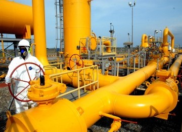 Teknisi Pemeliharaan Fasilitas sedang melakukan pemeriksaan dan perawatan rutin pada pipa distribusi gas di Stasiun Transmisi Bojonegara milik PT Perusahaan Gas Negara (PGN) Tbk di Bojonegara, Banten, Kamis (27/10). (Republika/Agung Supriyanto)