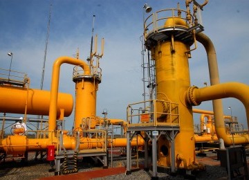 Teknisi Pemeliharaan Fasilitas sedang melakukan pemeriksaan dan perawatan rutin pada pipa distribusi gas di Stasiun Transmisi Bojonegara milik PT Perusahaan Gas Negara (PGN) Tbk di Bojonegara, Banten, Kamis (27/10). (Republika/Agung Supriyanto)